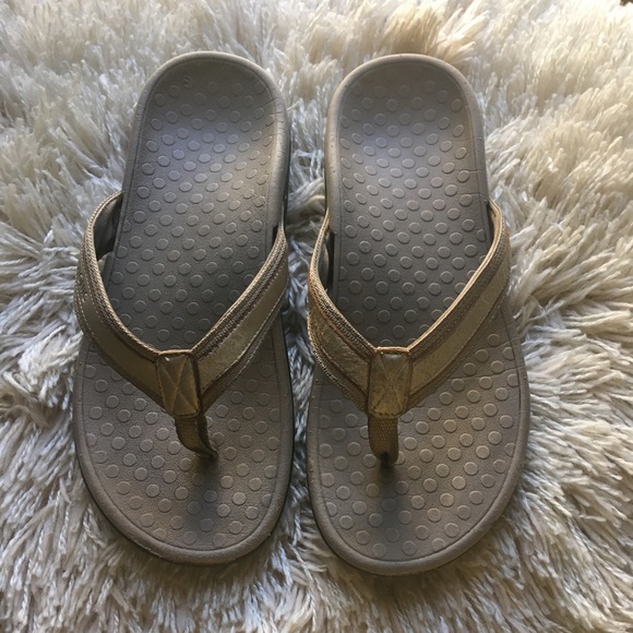 Size 8 Vionic flip flops - Picture 1 of 8